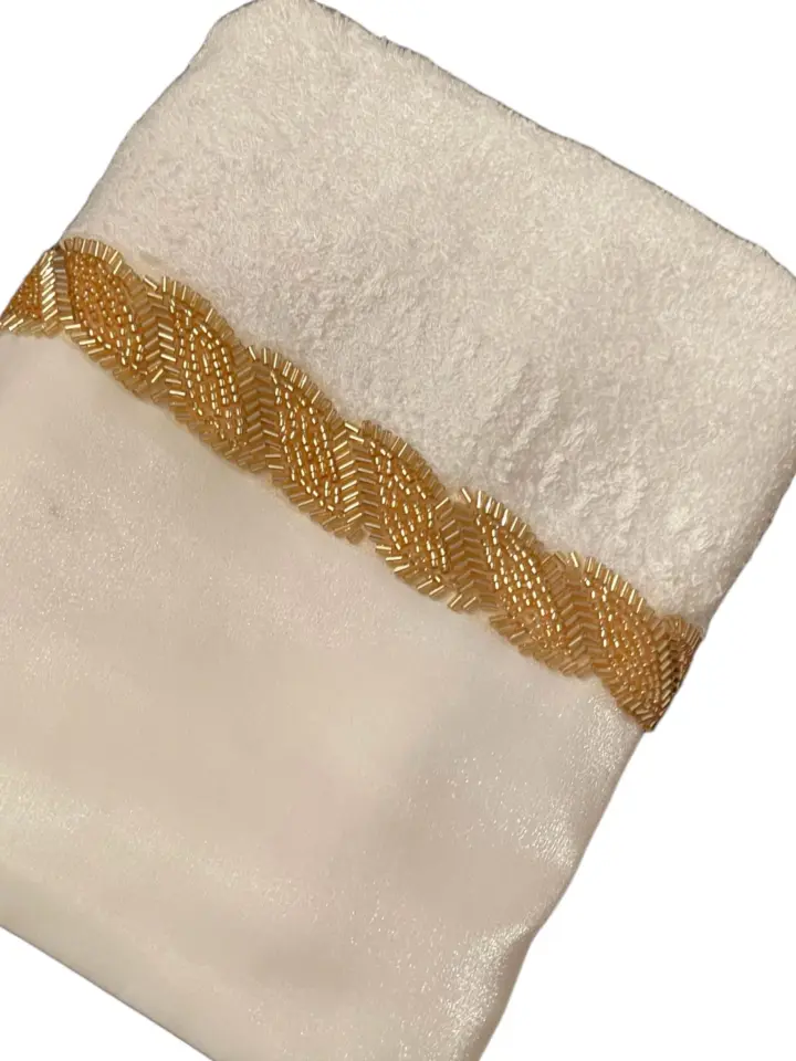 منشفة مزينة بالذهب