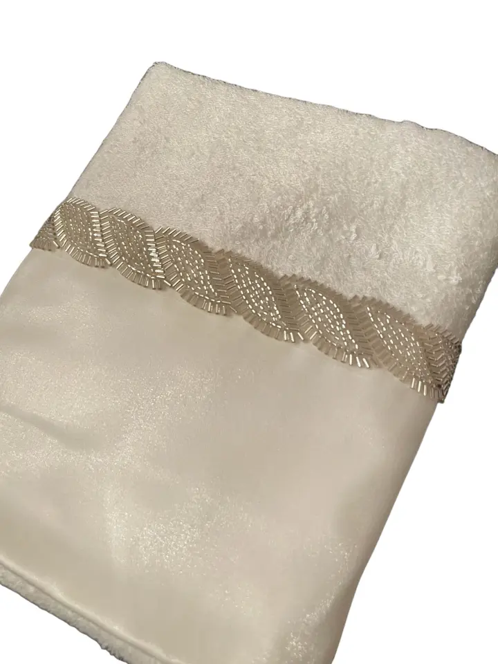 منشفة مزينة بالفضة