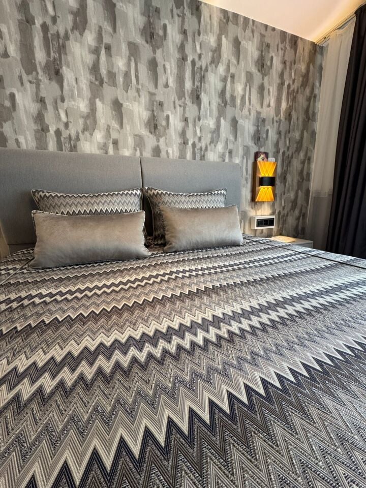 Gri Zigzag Yatak Örtüsü