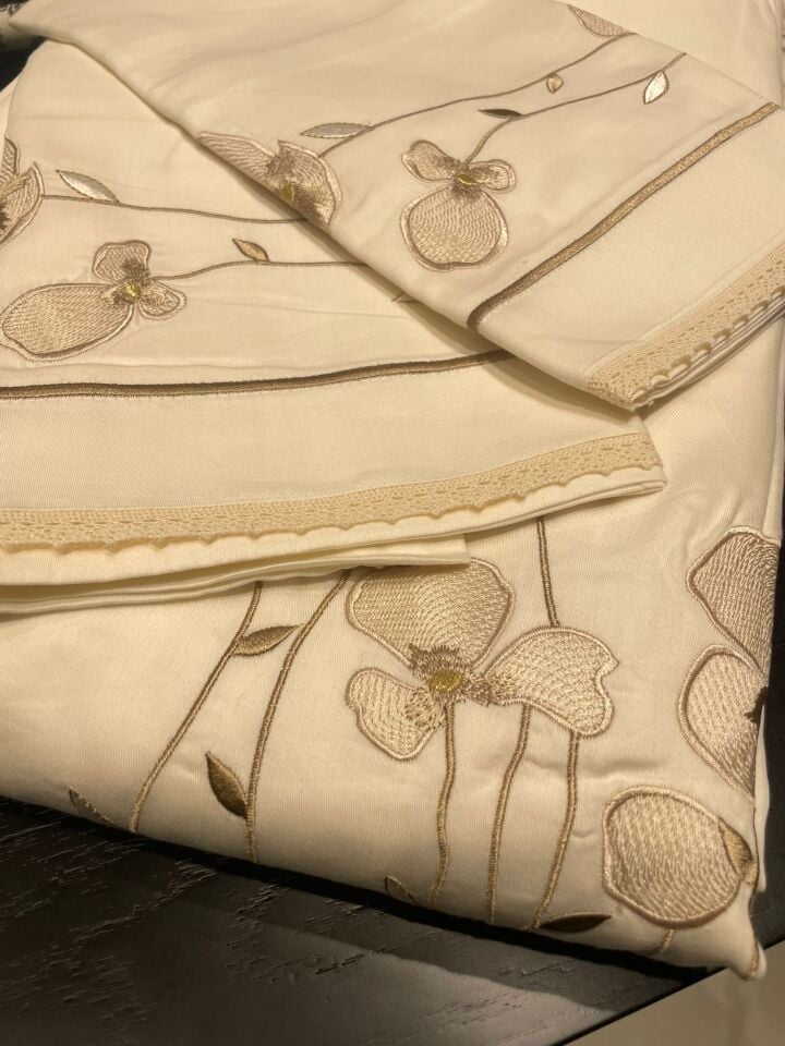 Çiçek Nakışlı Yatak Nevresim Seti